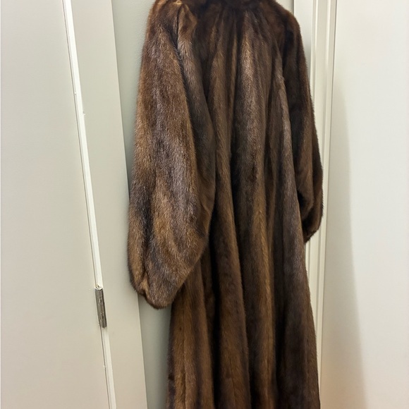 Luxurious Brown Fur Coat - Picture 10 of 11